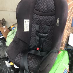 Very Nice Kids Car Seat With All Belts Serious Inquiries Only Please Only $40 Firm