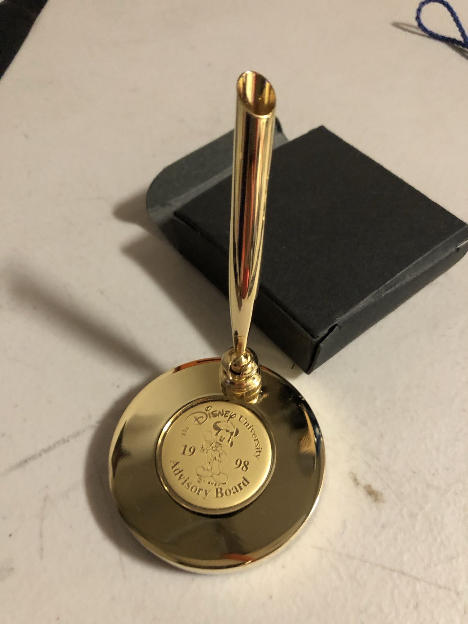 Disney: The Walt Disney University 1998 Advisory Board Gold Trophy Paper Weight & Pen Stand NEW