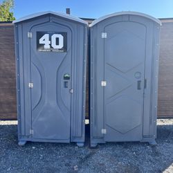 Portable restrooms! Banos disponibles!