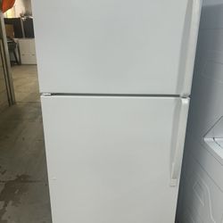 18 Cubic Foot White Refrigerator With Ice Maker 