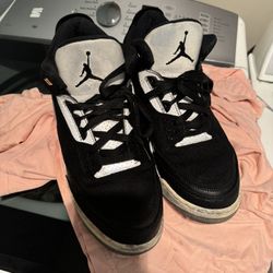 Air Jordan Retro 3 Retro Cements.