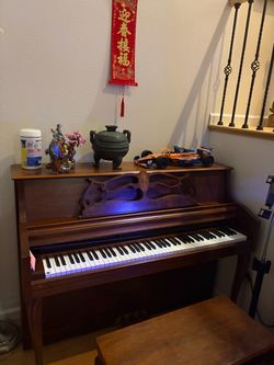 Selling a piano in good condition. It has been well cared for and works well. Great for beginners, students, or anyone who enjoys playing piano.  ✅ Go