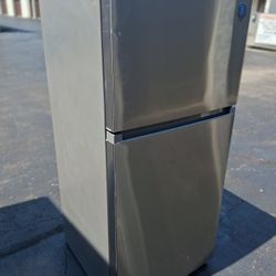 Midea Fingerprint Resistant 18.1-cu ft Top-Freezer Refrigerator ( Stainless Steel ) Garage Ready ENERGY STAR Certified