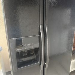 WHIRLPOOL FAMILY SIZE DOUBLE DOOR REFRIGERATOR 