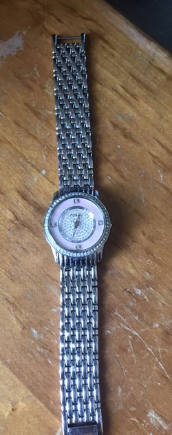 Fossil womanβs watch silver with pearl and beautiful rhinestones.. just needs battery and itβs been well taken care of..