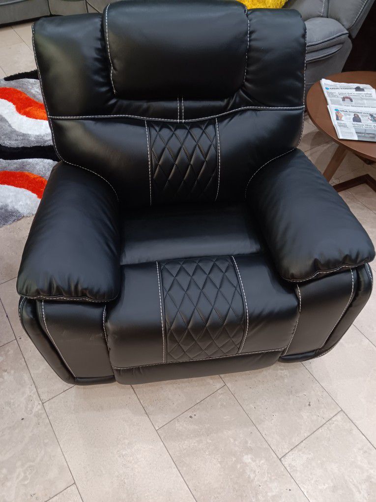 *Living Room Special*---Santiago Sleek Black Leather Reclining 3 Piece Sets---Delivery And Easy Financing Available🫡