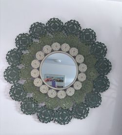 **BEAUTIFUL ROUND METAL FLORAL MIRROR**