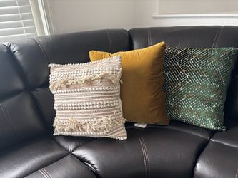 3 decorative pillows
