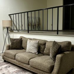 BEAUTIFUL  Sofa 🛋️   Pillows Included