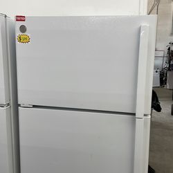 GE Refrigerator top and bottom with ice maker