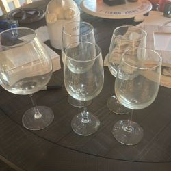 Set Of 4 Wine Glasses And One Big Wine Glass 
