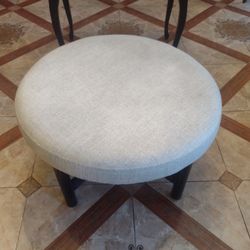 Round Ottoman 17"H  28"Diameter 59 North Houston TX 77016