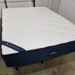 LIKE NEW! DreamCloud Classic Hybrid Queen Mattress - Delivery Available