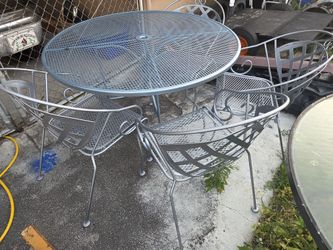 Just Like New Condition Metal Table With 4 