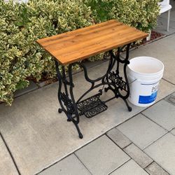 Vintage End Table ￼