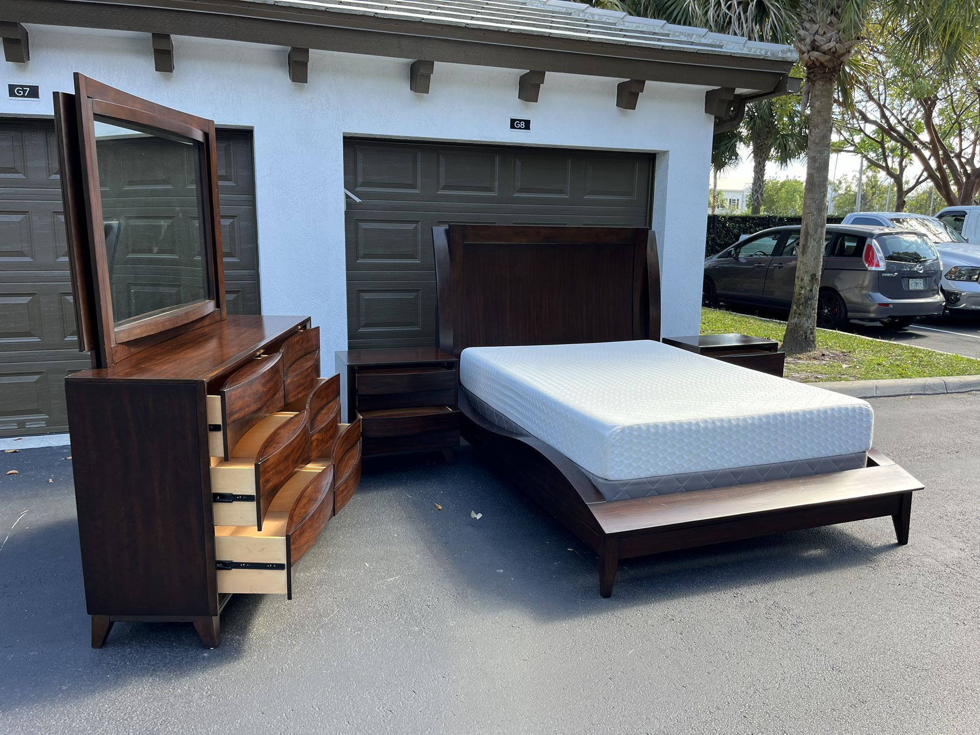 BEAUTIFUL SET QUEEN W BOX + MATTRESS / DRESSER W MIRROR & TWO NIGHTSTAND - BY AMERICAN SIGNATURE - SOLID WOOD - EXCELLENT CONDITION - Delivery Availab