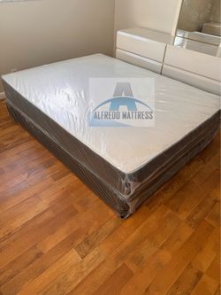 Queen mattress regular set with box spring ( 2pc brand new)
