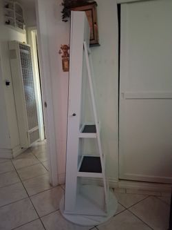 Jewelry box with rotating mirror