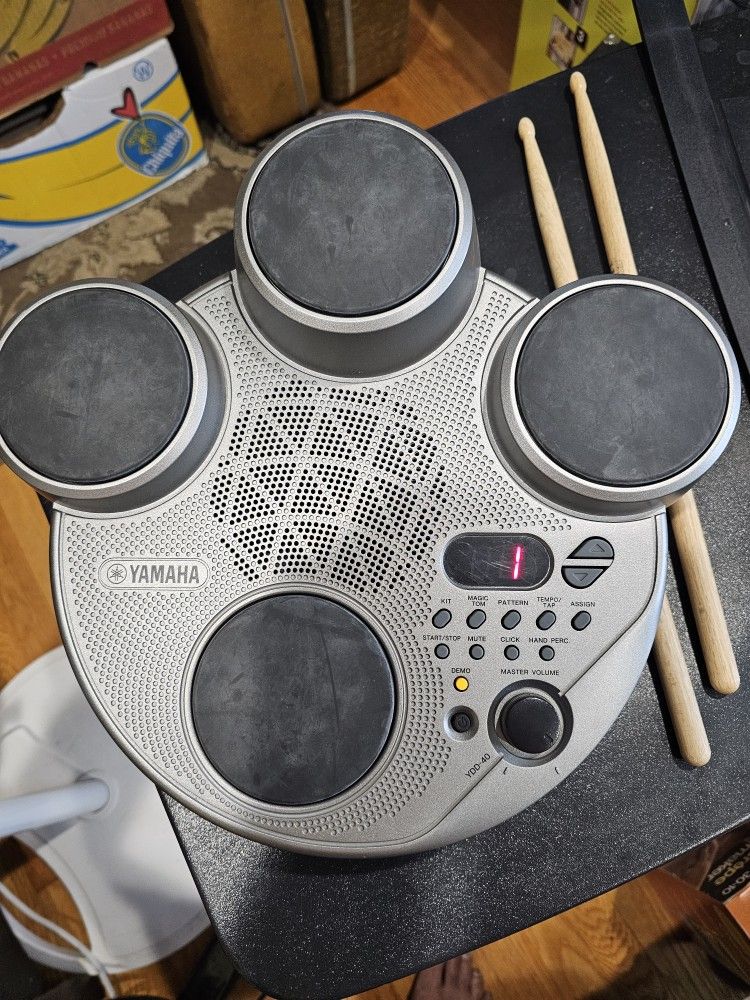 Yamaha YDD-40 Electric Drums 4-Pad Portable Digital Percussion , With 2 Expensive Drum Sticks , See Pics.