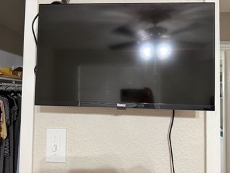 Roku Flat Screen Smart TV 24 inches with TV Mount