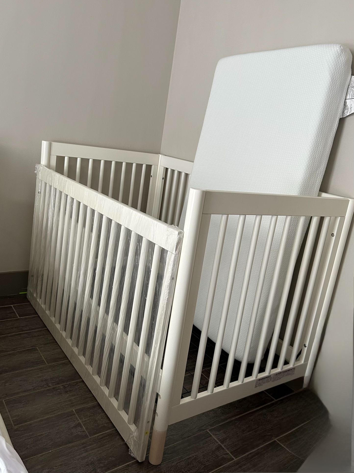 baby crib Whit mattress Never Used