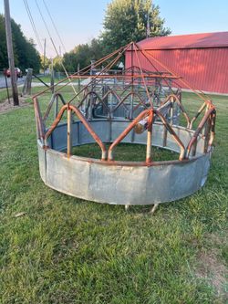 Round roll hay feeders