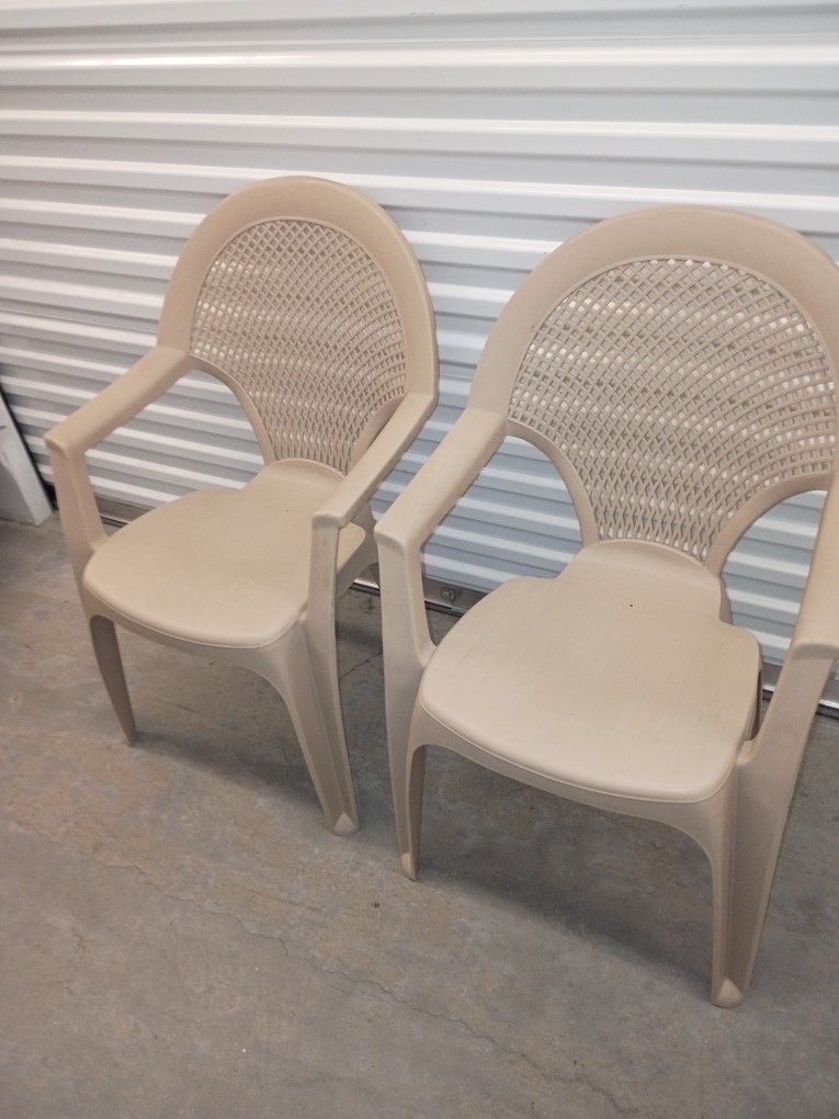 4 Small Plastic Chairs Look Great
