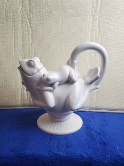 RARE VTG Bergschrund Seattles 1998 White Ceramic Frog Water Tea Coffee Pitcher