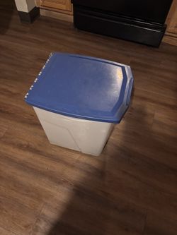 Dog food bin