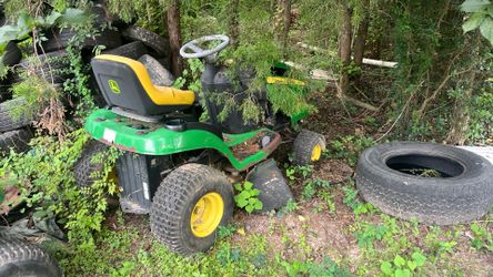 La 115 John Deer Riding Lawn Mower