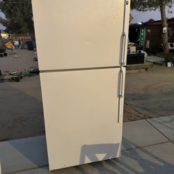 Hotpoint Top Bottom Refrigerator 