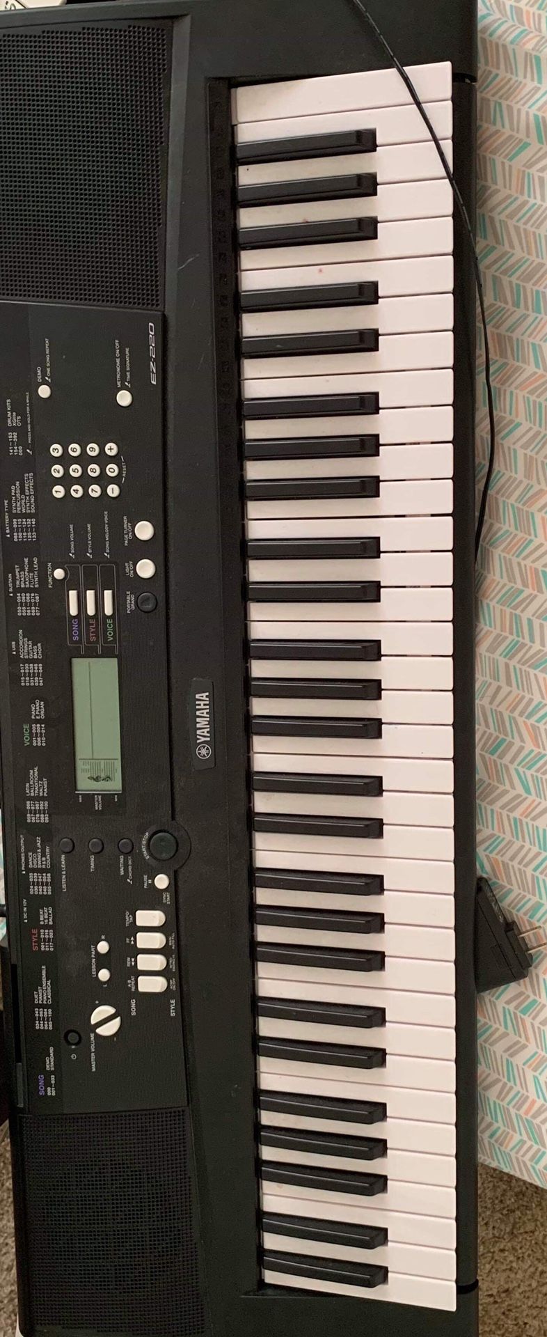Almost new Yamaha ez220 piano keyboard