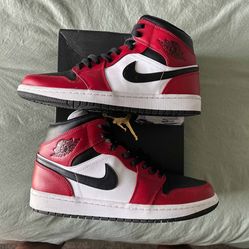 Jordan 1 Mids Chicago Black Toe