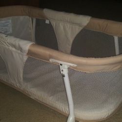 Infant Sleeper/Bassinet! Easy Foldup For Storage! Excellent Shape!