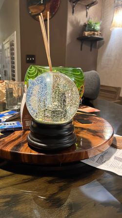 Snow globe New York and music