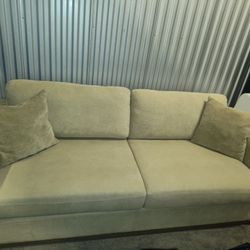 7FT CREAM COLOR COUCH. WEST ASHLEY CHARLESTON SC PICKUP ONLY!!