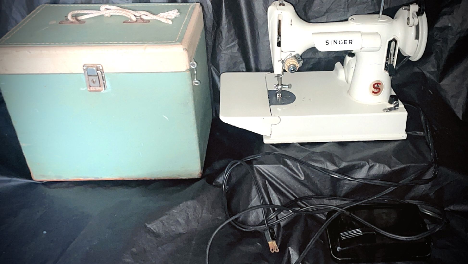 Vintage Singer White Featherweight Sewing Machine 221K with Case.