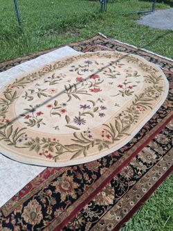 VERY NICE 5 BY 8 CIRCULAR AREA RUG