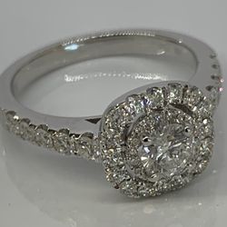 New with tag 18 karat solid white Gold Engagement ring 1/2 Ct In Center