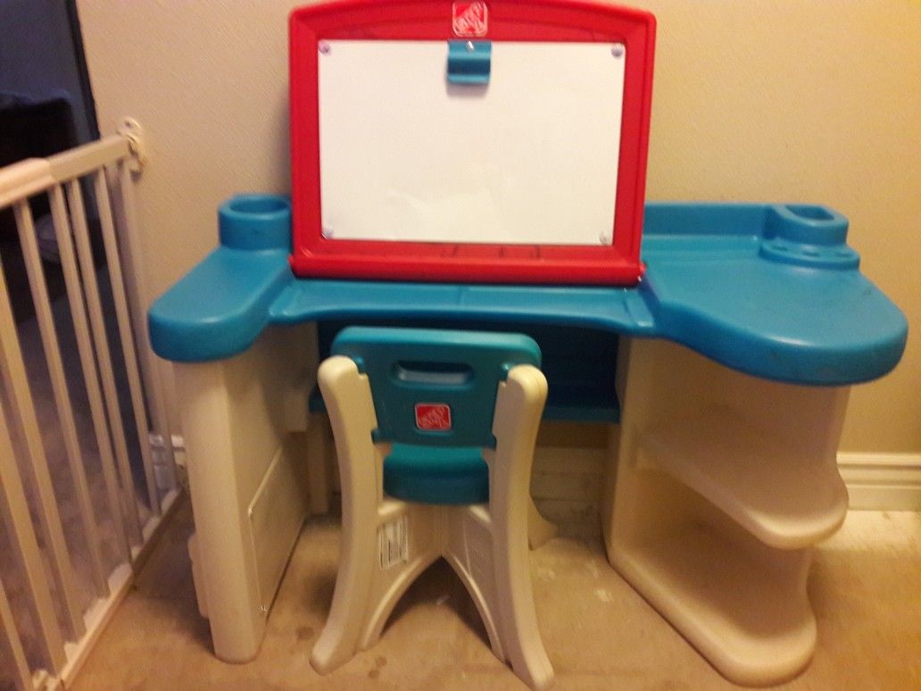 step 2 kids desk w white board