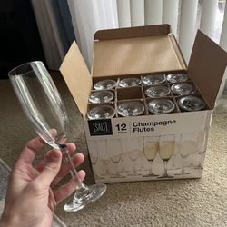 $10 - New In Box 12 Champagne Flutes 