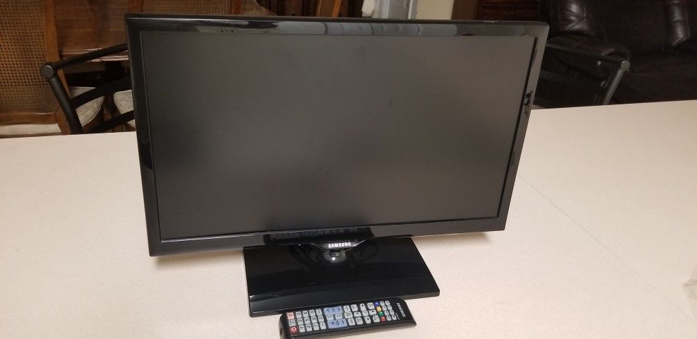 SAMSUNG 22" COLOR TV WITH REMOTE