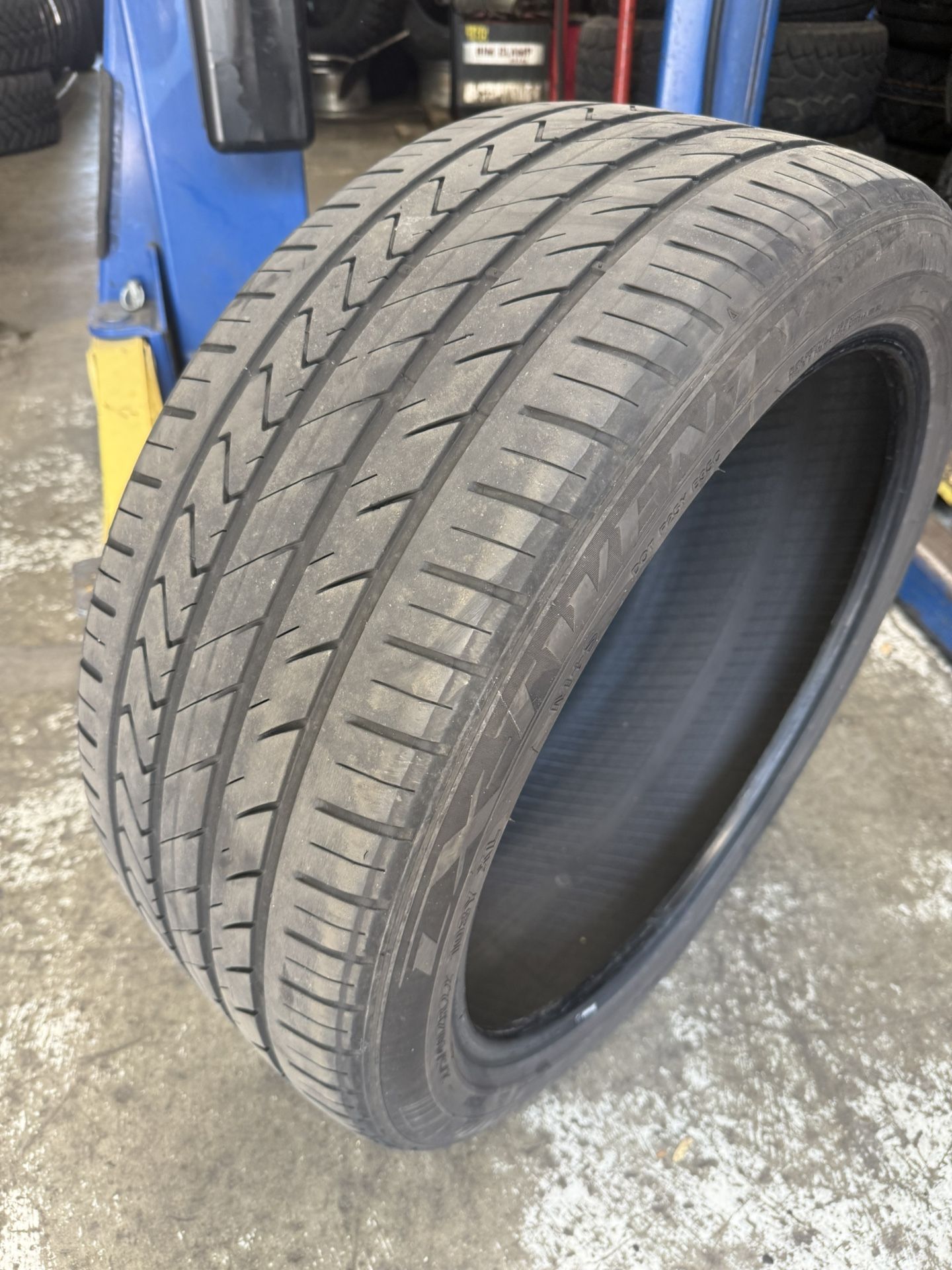 One Used Tire 275/40/22 Lexani