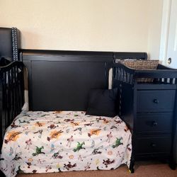 Mini Crib With Changing Tabe And Drawers 