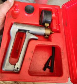 Snap-on SVT270P handheld vacuum tester and pump kit