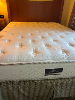 Serta king size mattress and boxspring ( 72” x 80”)