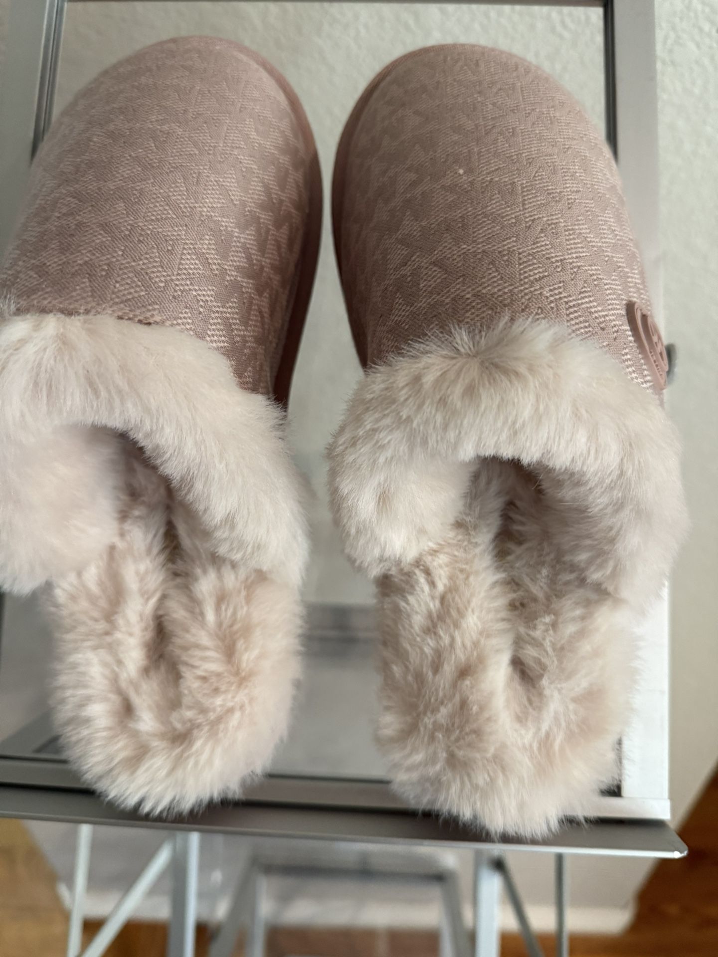 Michael kors Janis Slippers Soft Pink Brand New Size 8