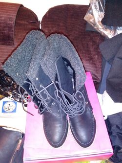 Boots with fur on the inside of rhem