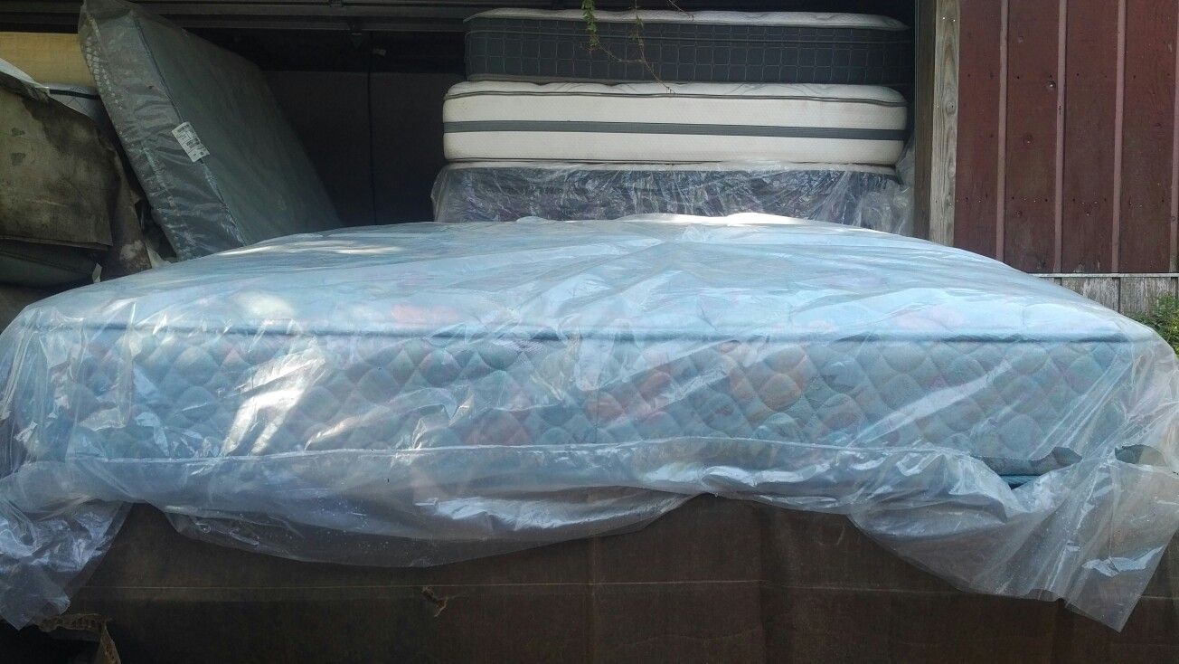 Spring Air Queen Size Two Sided Mattress (Mattress Only) Colchon Tamaño Queen Marca Spring Air (Solamente Colchon)