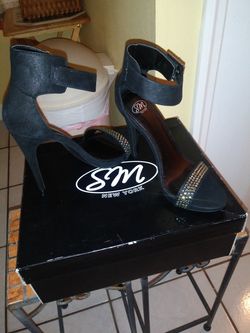 New Womens size 7 med black high heels